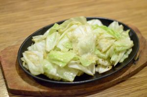 ニンニクを多く使っていてスタミナ満点！シンプルながら箸が止まらなくなります。